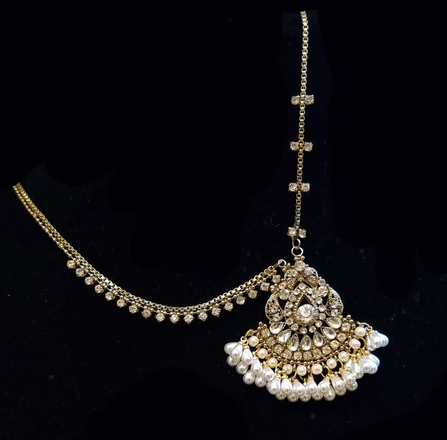 Maharaani kundan choker with 7 layered kundan malaa and earrings with nath and maang tikka.